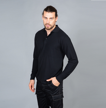 Tunisi ManPOLO-SHIRTS / JRC - JAMES ROSS COLLECTIONΑνδρικό πόλο πικέ μακρυμάνικοΠεριγραφή:Μακριά μανίκια με πατιλέτα 3 κουμπιών στον ίδιο τόνο, φακαρόλα στο λαιμό και πλαϊνά σκισίματα για ελευθερία κινήσεων. Το σχέδιο του ρούχου είναι κομψό και επαγγελματικό, ιδανικό για κάθε εργασιακό περιβάλλον. Σύνθεση:Πικέ 180g/m² - 100% ΒαμβάκιΕπικοινωνήστε μαζί μας για να βρούμε μαζί αυτό που θέλετε.Εφαρμογή ως Επαγγελματική Ένδυση:Ιδανικό για εργαζόμενους σε γραφεία, εστιατόρια και άλλα επαγγελματικά περιβάλλοντα. Η κομψότητα του το καθιστά κατάλληλο ακόμα και για πιο επίσημες περιστάσεις. Υλικό και Άνεση:Η 100% βαμβακερή σύνθεση εξασφαλίζει άνεση και αναπνευστικότητα, καθιστώντας το ρούχο ιδανικό για καθημερινή χρήση. Δυνατότητα Προσαρμογής:Προσαρμόστε το ρούχο σας με εκτυπώσεις λογοτύπου ή μηνύματος, γεγονός που το καθιστά μοναδικό για την επιχείρησή σας. Διαθεσιμότητα σε Χρώματα:Διατίθεται σε ποικιλία χρωμάτων για να ταιριάζει στο στυλ σας.